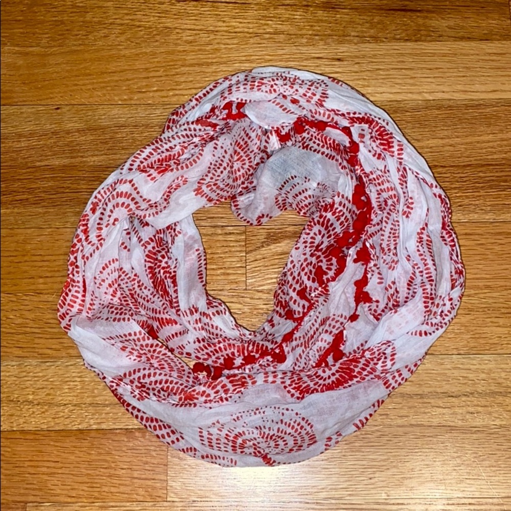 Light Pom-Pom Scarf